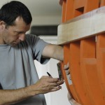 Le maitre charpentier de l'atelier à l'oeuvre