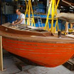 Restauration de vieux bateaux en bois Voilier en cours de rénovation