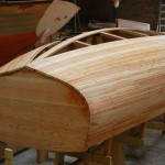 Restauration de vieux bateaux en bois. Coque d'un Ebihem à l'envers