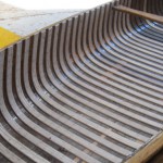 Canoé canadien en cours de restauration