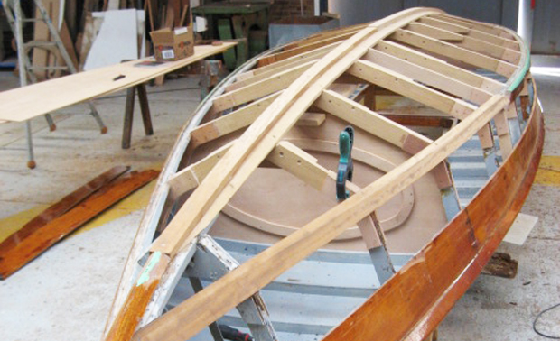 Restauration de vieux bateaux en bois